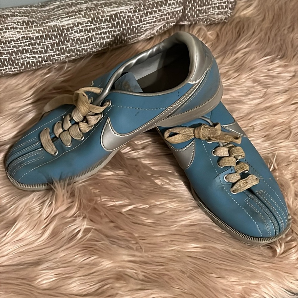 Vintage Nike baby blue bowling shoes
